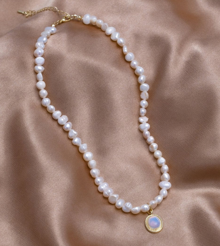 Collana di perle con pietra di luna in oro