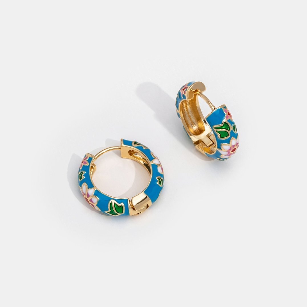 Orecchini a cerchio dorati con fiore